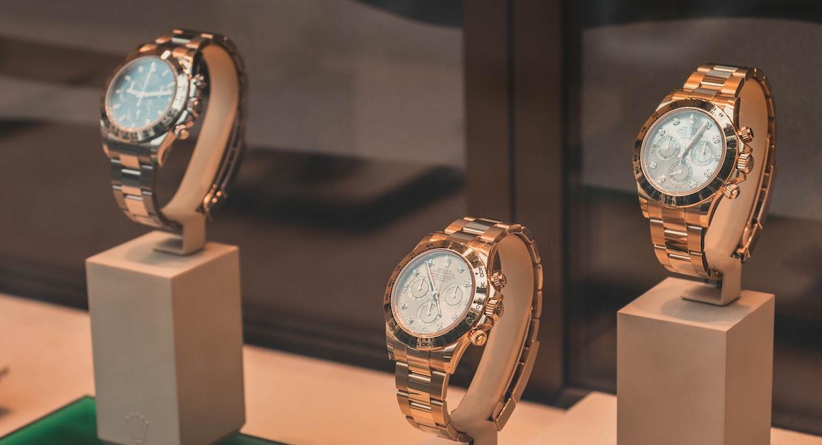 Klassiska och tidlösa klockor för både kvinnor och män. Alla har de en historia att berätta. (Foto: Christian Wiediger, Unsplash)