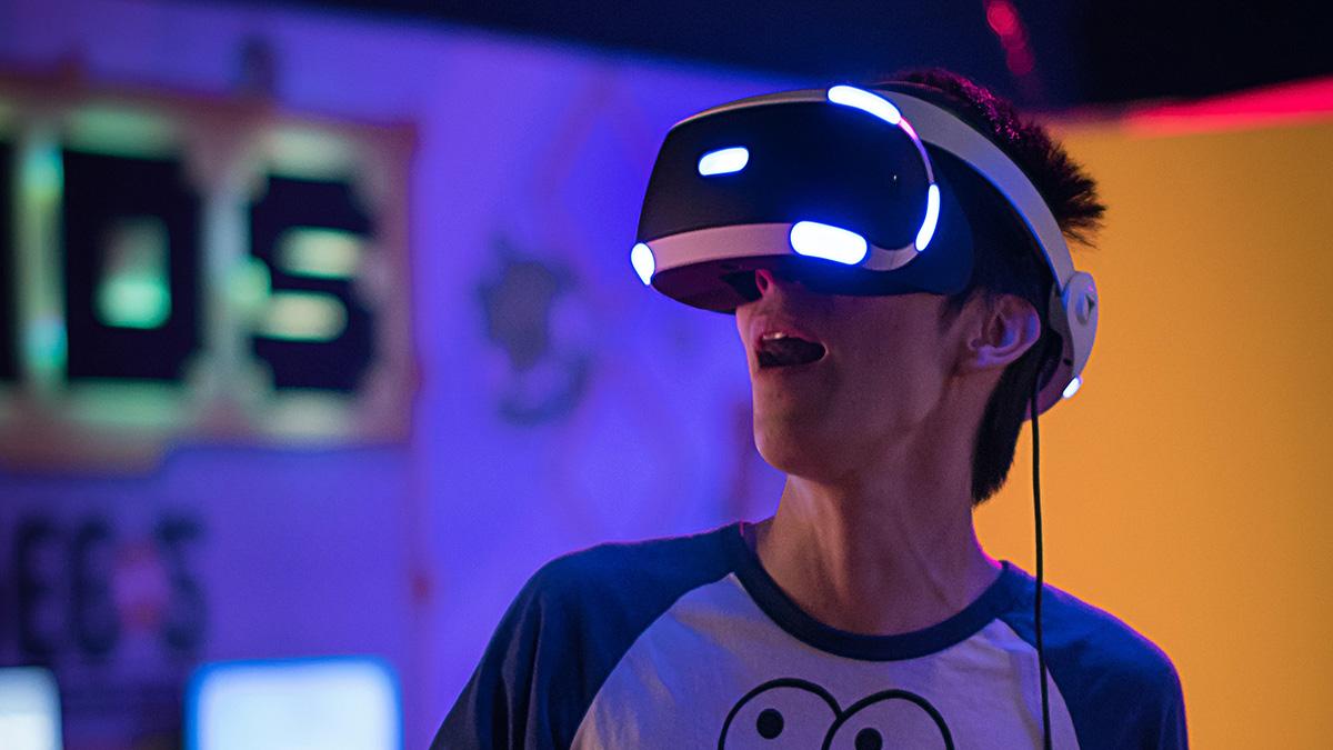 Spelbranschen är under konstant utveckling. VR-headset är en av de senare innovationerna. (Foto: Uriel Soberanes / Unsplash)