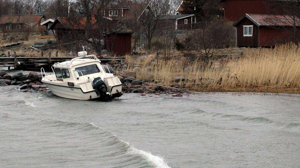 Anmälningarna om grundstötta båtar har skjutit i höjden hos flera försäkringsbolag i sommar. Den grundstötta båten på bilden gick emellertid på grund vid ett annat tillfälle. (Foto: TT)