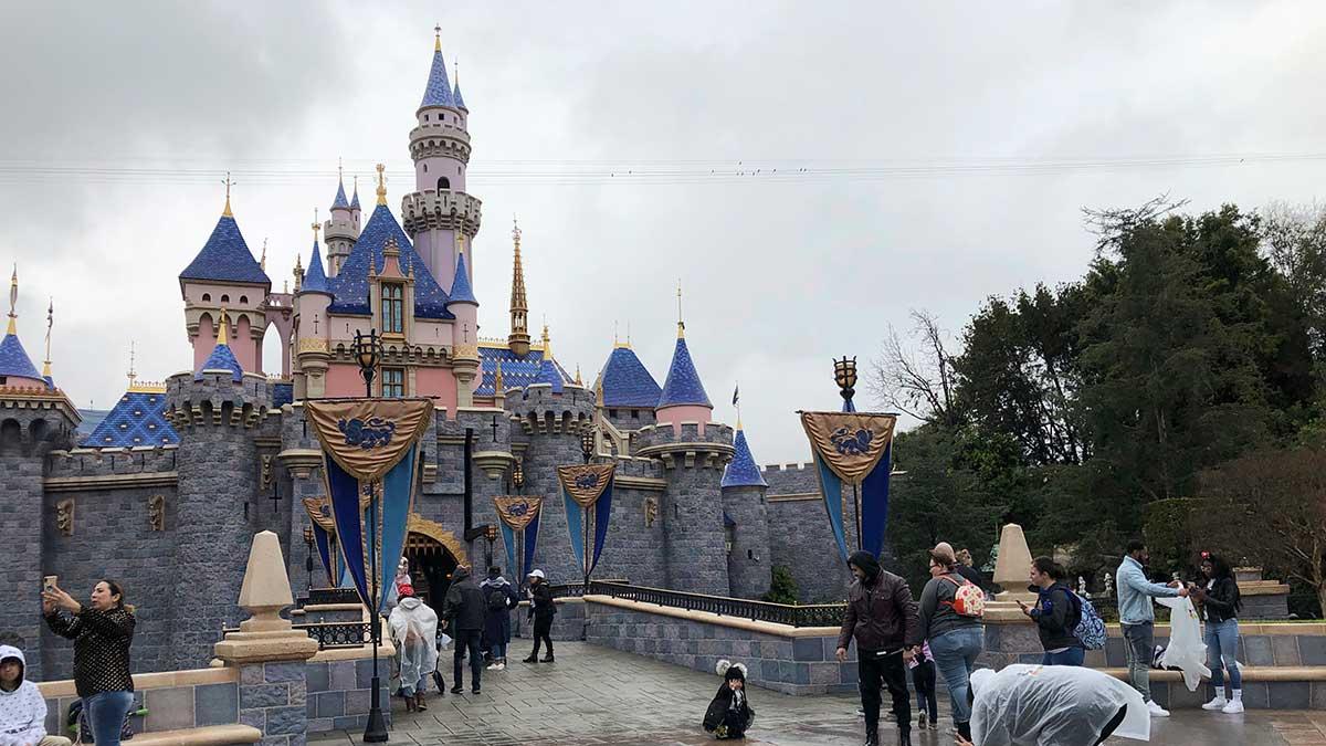 Walt Disney säger upp 28 000 anställda i den division som inkluderar nöjesparkerna och konsumentprodukter. Orsaken är pandemin. (Foto: TT)