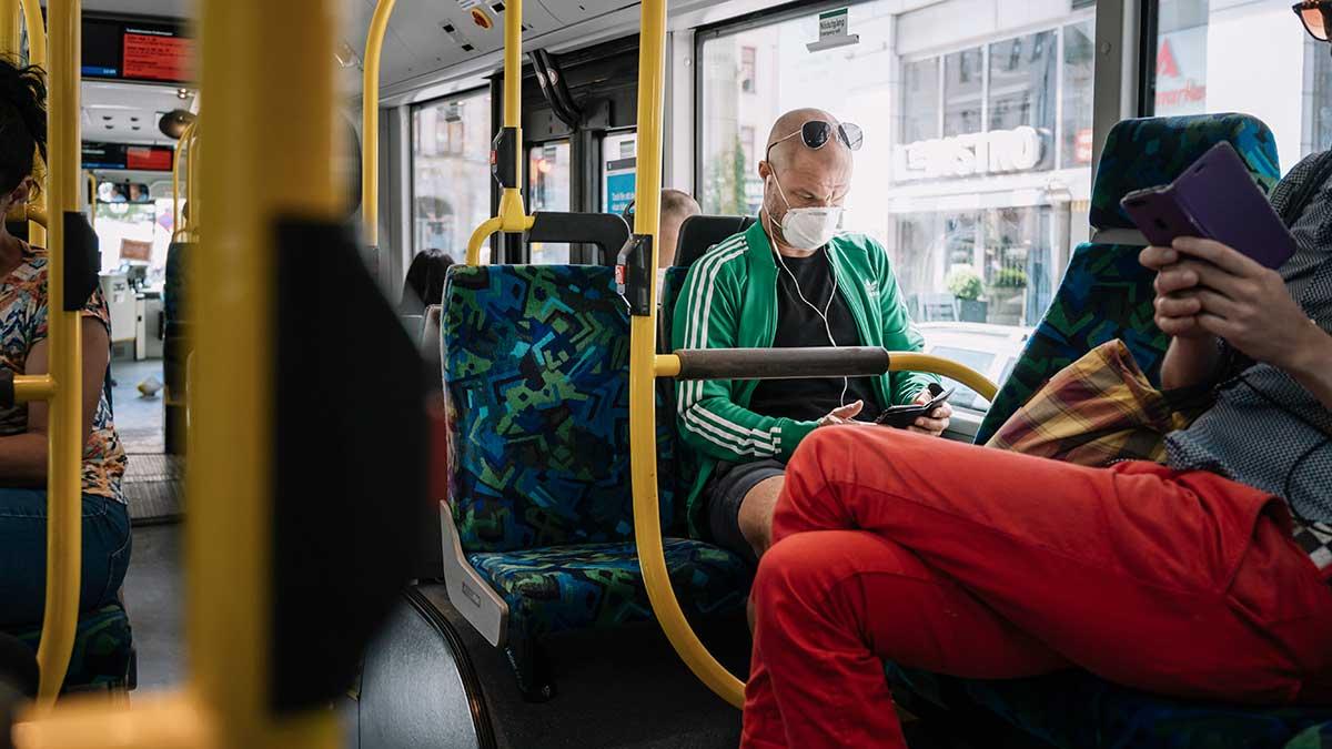 De europeiska epidemiologerna som SvD talat med anser att det åtminstone borde vara krav på munskydd i den svenska kollektivtrafiken, det räddar liv, betonar experterna. (Foto: TT)