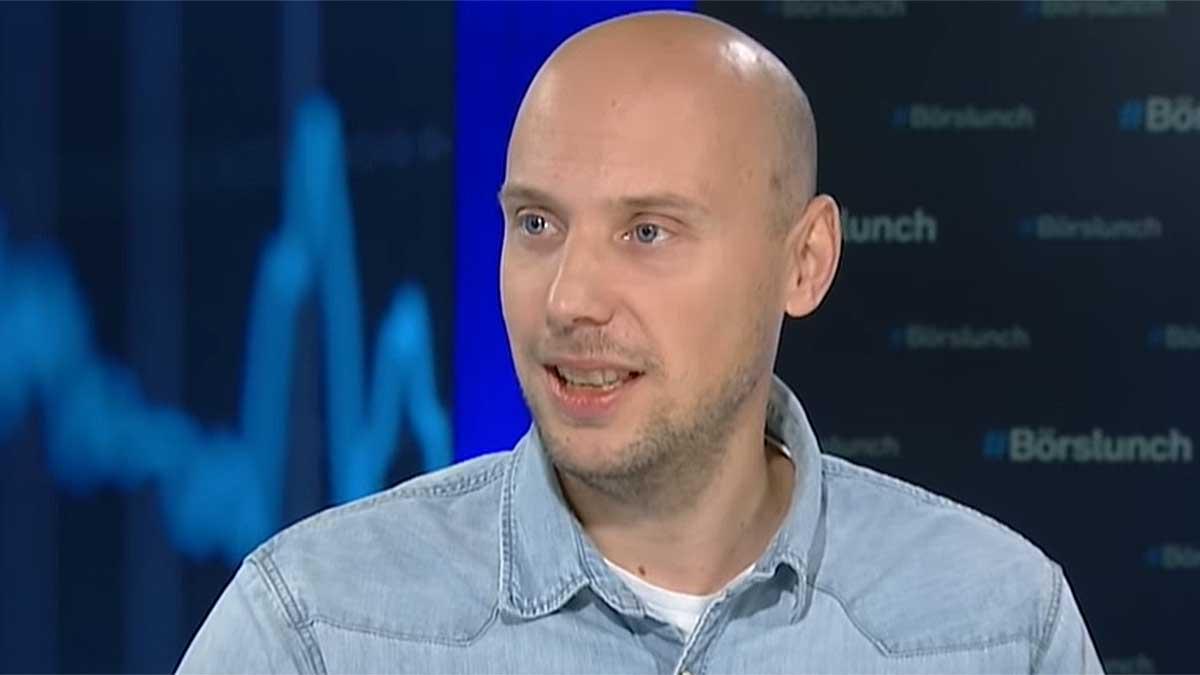 Börspodden-profilen John Skogman – som livnär sig som daytrader – rekommenderar att man köper i alla dippar på börsen. (Foto: skärmdump från Youtube / EFN)