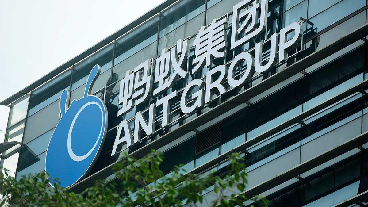 Kinesiska fintechjätten Ant Group ska återbetala motsvarande cirka 168 miljarder dollar, cirka 1 500 miljarder kronor, till investerare i Hongkong efter att deras planerade notering avbrutits. (Foto: TT)