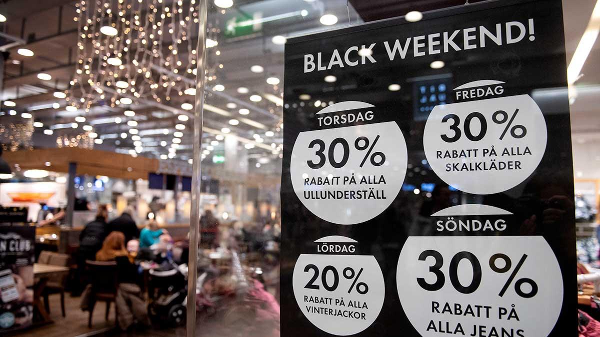 Black Friday-handeln väntas stagnera i år i butik, men på nätet säger svenskarna att de tänker shoppa desto mer. (Foto: TT)