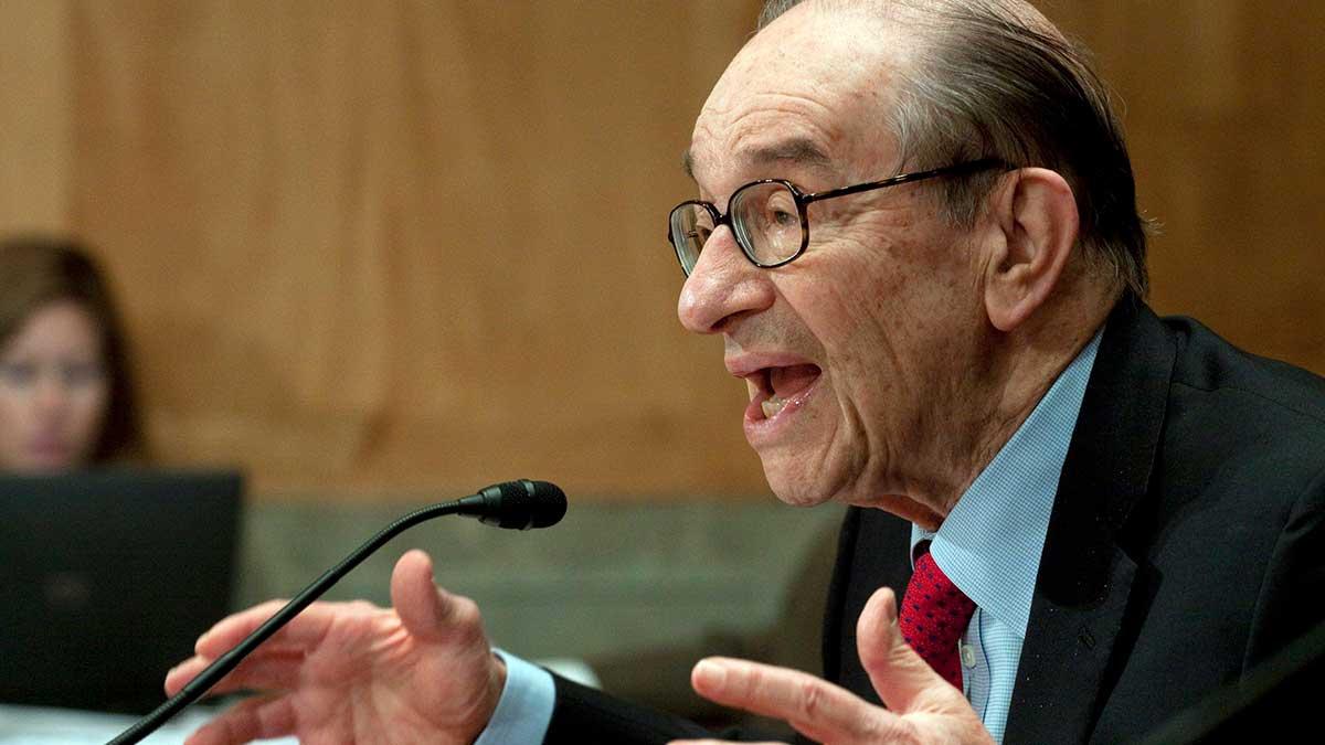 Alan Greenspan (bilden), tidigare chef för USA:s centralbank (Federal Reserve) kan ha ett finger med i spelet bakom den starka prisutvecklingen på bostäder i Sverige, enligt Handelsbankens chefsstrateg. (Foto: TT)