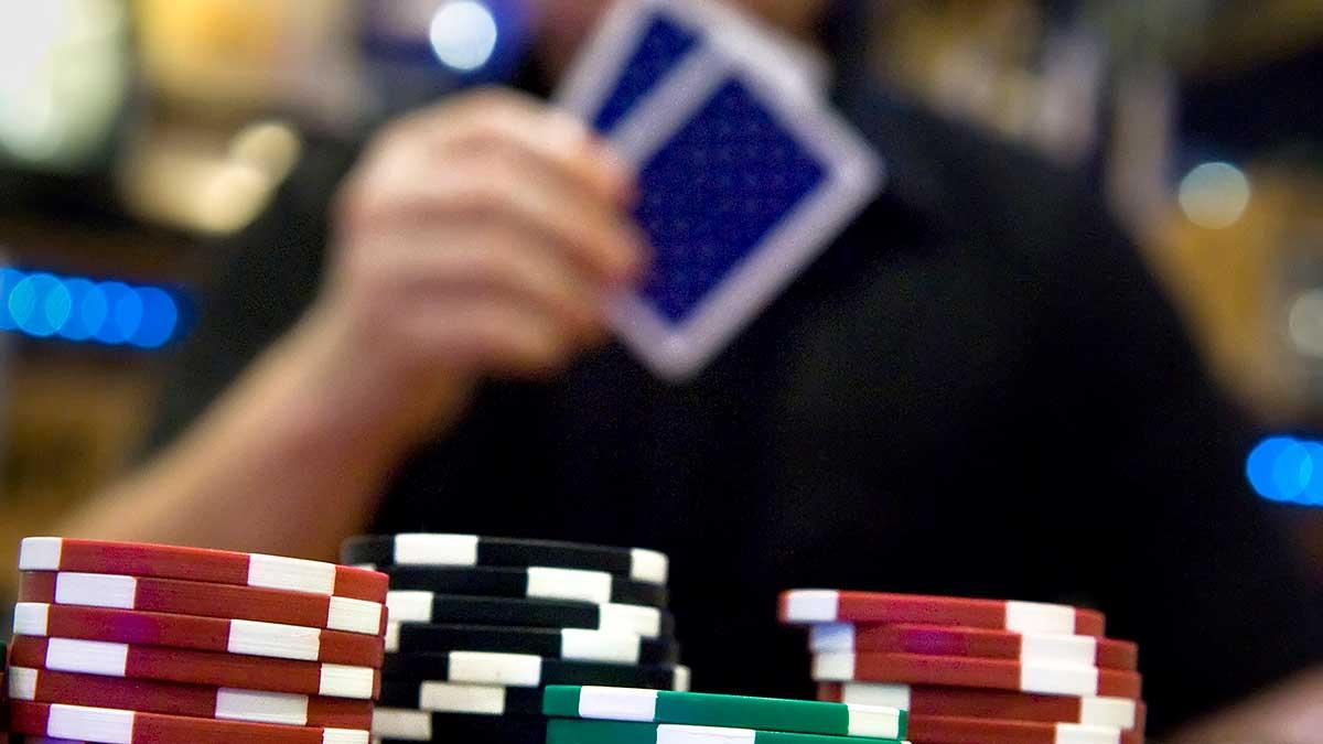 Småföretagaren, som artikeln handlar om, la av som pokerspelare och skördar nu stora framgångar som entreprenör inom gintillverkning. (Foto: TT)