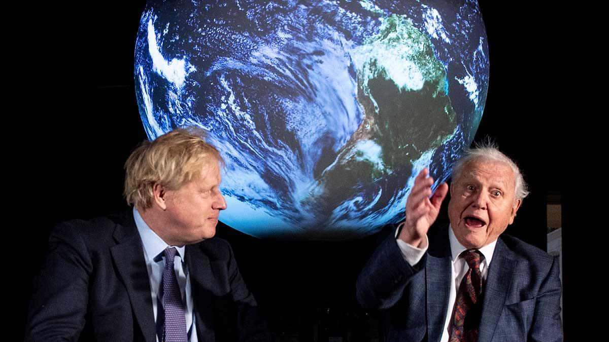 Storbritanniens premiärminister Boris Johnson och den världsberömda naturfilmaren David Attenborough. (Foto: TT)