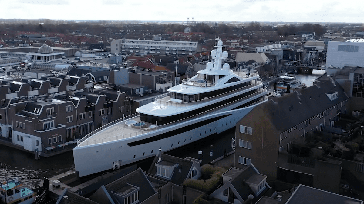 Superyacht transporteras via Hollands kanaler