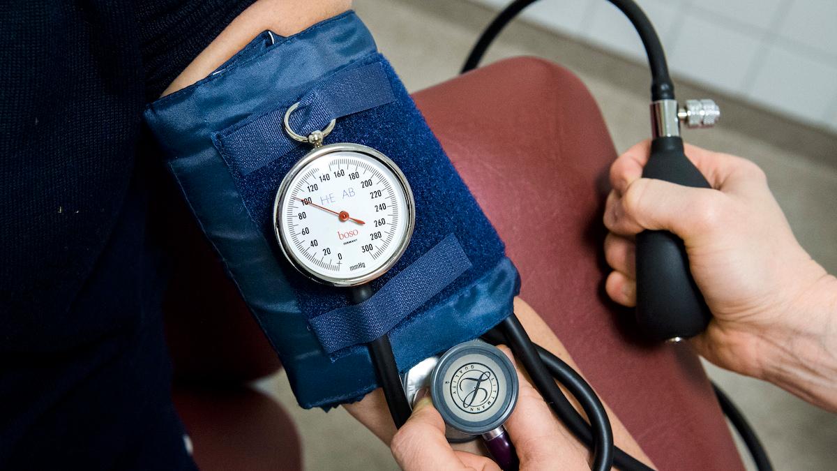 En ny rapport från Centrum för epidemiologi och samhällsmedicin visar att personer med kort utbildning har högre risk att drabbas av högt blodtryck än personer med längre utbildning