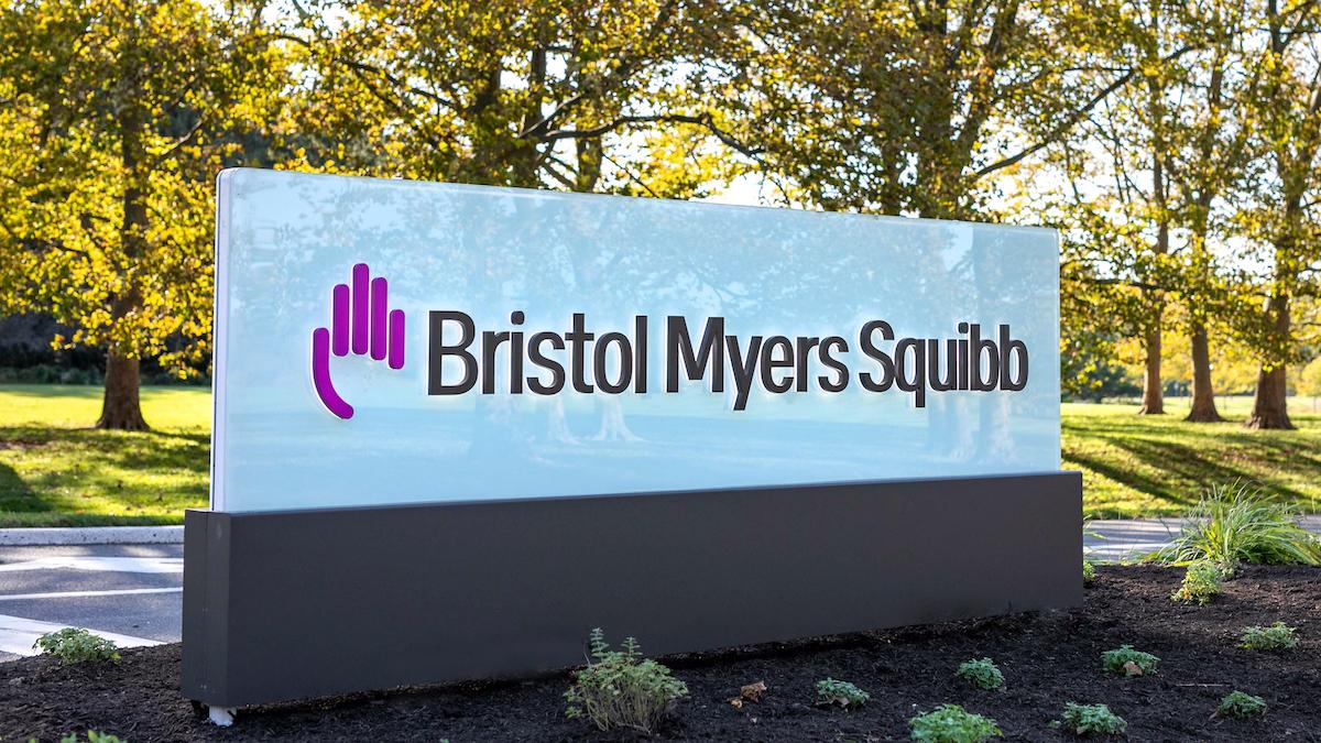 Läkemedelsbolaget Bristol Mayers Squibb stämmer Astra Zeneca för patentintrång.