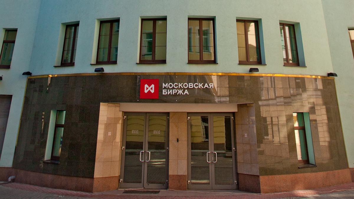 Sedan den 25 februari har Moskvabörsen varit stängd och den 18 februari handelsstoppades East Capitals fonder Ryssland och Östeuropa och kunderna kan inte ta ut sina pengar.