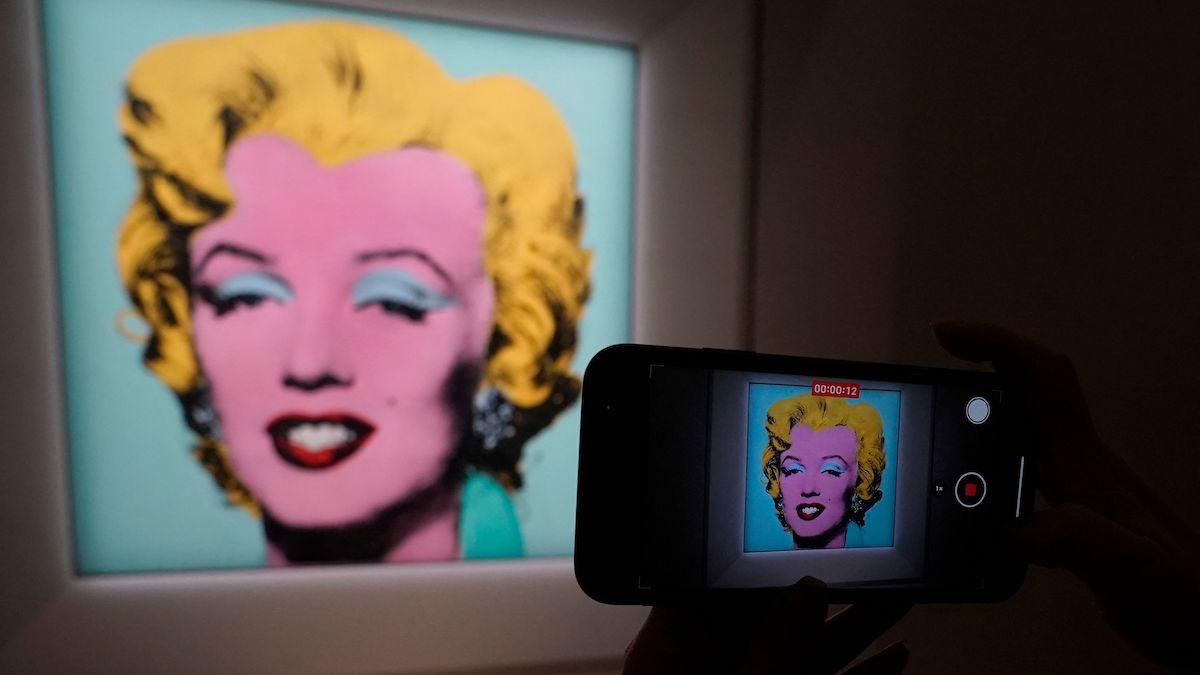 Andy Warhols legendariska porträtt av Marilyn Monroe, Shot Sage Blue Marilyn ska auktioneras ut på Christie's och auktionshuset siktar på ett rekordpris på över 1 888 miljoner kronor