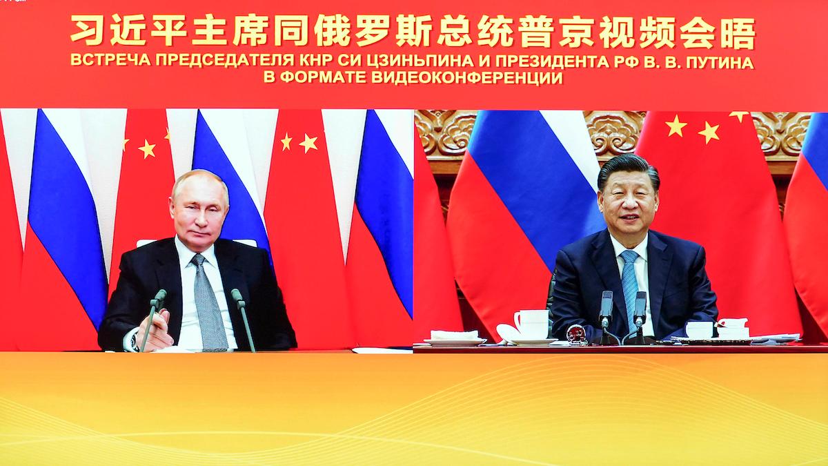Rysslands president Vladimir Putin i digitalt möte med Kinas president Xi Jinping. I och med kriget i Ukraina riskerar Kina ett diplomatiskt bakslag på grund av sin nära relation med Ryssland