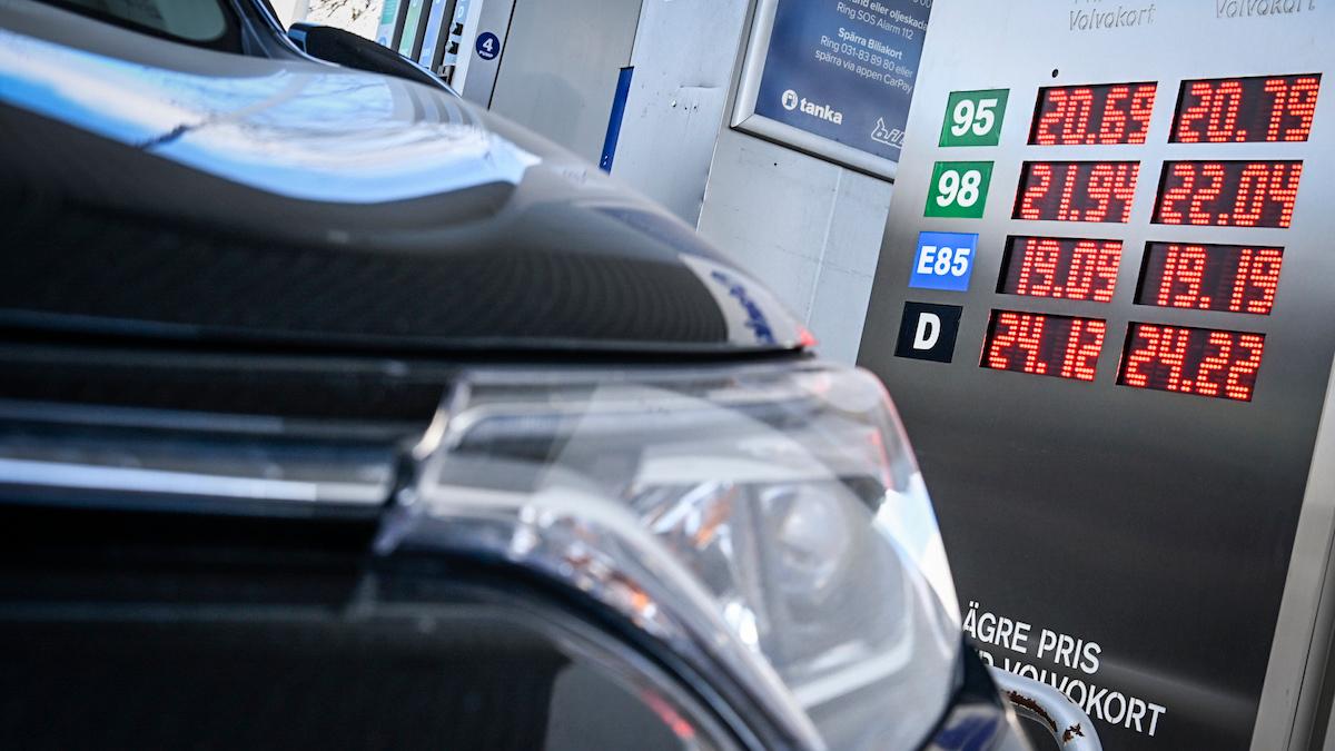 De senaste dagarna har oljepriset rusat och prishöjningar på drivmedel kommer varje dag. Både bensinpriset och dieselpriset är uppe på nya rekordnivåer.