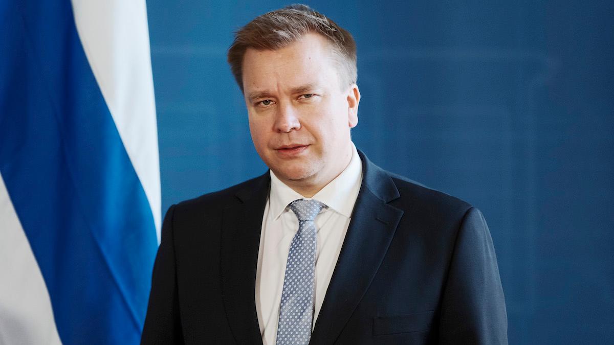 Finlands försvarsminister Antti Kaikkonen tycker inte att det är rätt tillfälle för Finland att gå med i Nato just nu.