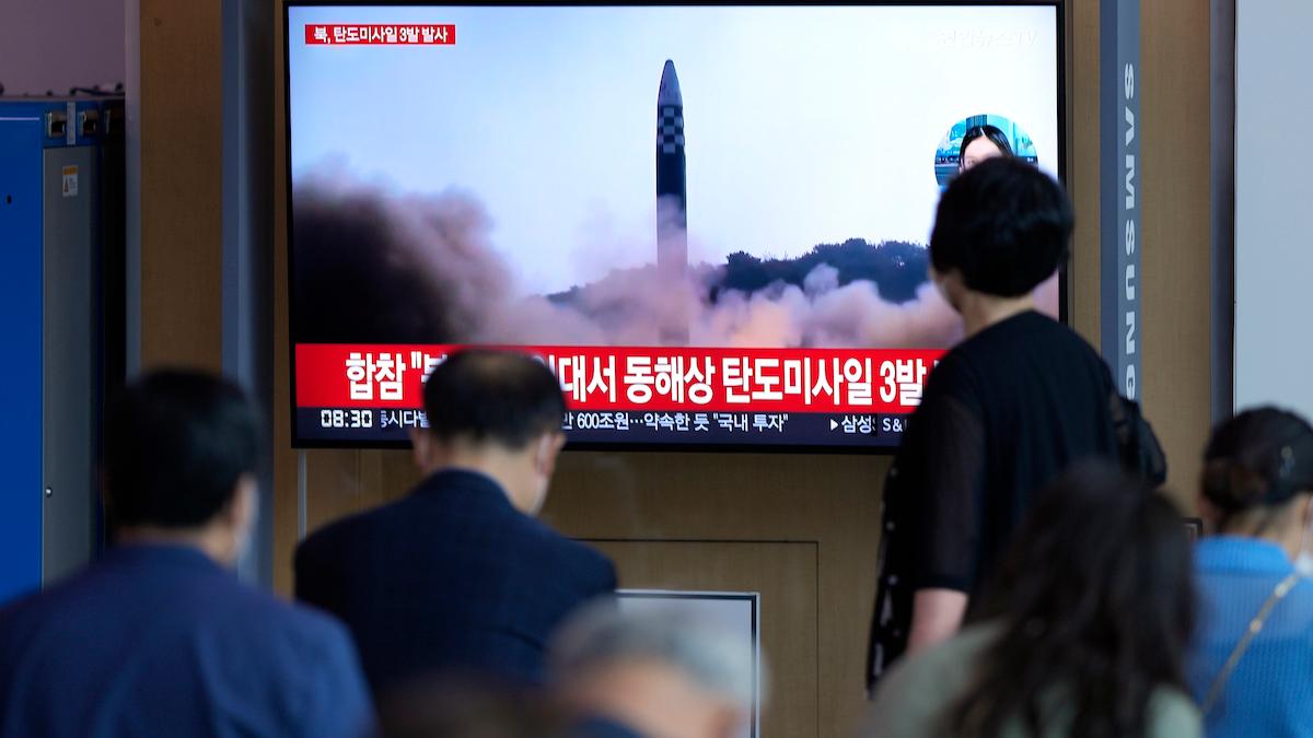 Nordkorea avfyrade tre ballistiska missiler mot havet nu på onsdagsmorgonen. Nordkoreansk tv visar dagens missiluppskjutningen.