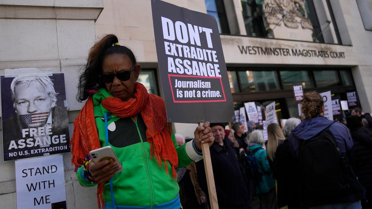 Storbritanniens inrikesminister har i dag godkänt utlämning av Julian Assange till USA, men om ett förväntat överklagande kommer från Julian Assanges juridiska team påbörjas en ny domstolsstrid