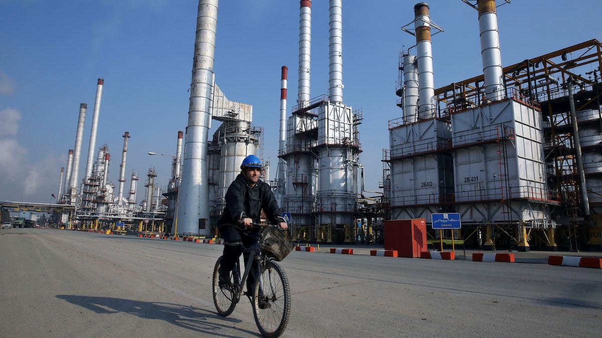 Oljeraffinaderi i Irans huvudstad Teheran. Irans siktar in sig på att sälja olja till Europa.