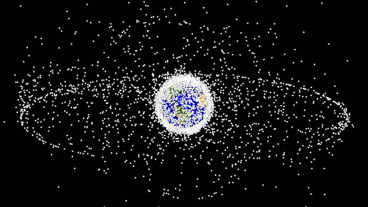 En datorgenererad bild av objekt i jordens omloppsbana. Ungefär 95 procent av objekten i illustrationen är skräp, som icke fungerande satelliter. Nu vill amerikanska tillsynsmyndigheter att tiden för när rymdskrot saneras avsevärt ska kortas