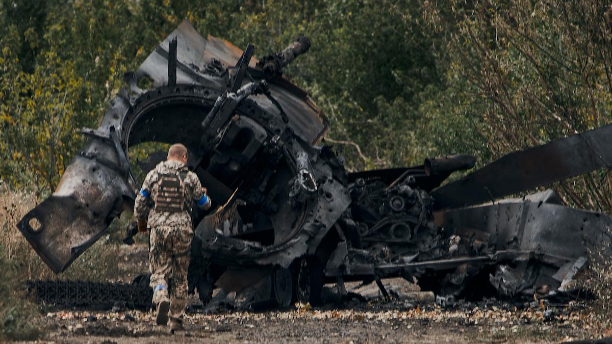 En ukrainsk soldat går förbi en rysk stridsvagn som skadats i ett slag på vägen till Balakleya i Charkivregionen i ett område i Ukraina som ett just befriats. Om de senaste rapporterna om Ukrainas avancemang i området stämmer har chanserna för en ukriansk "seger" ökat rejält