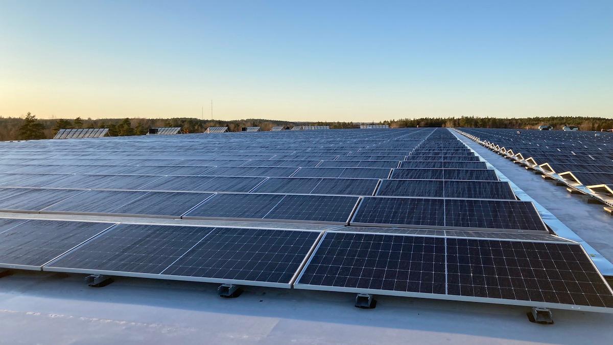 Just nu bygger Axfood Dagabs nya högautomatiserade logistikcenter som på taket ska förses med ungefär 16 000 solpaneler på en yta av cirka 80 000 kvadratmeter