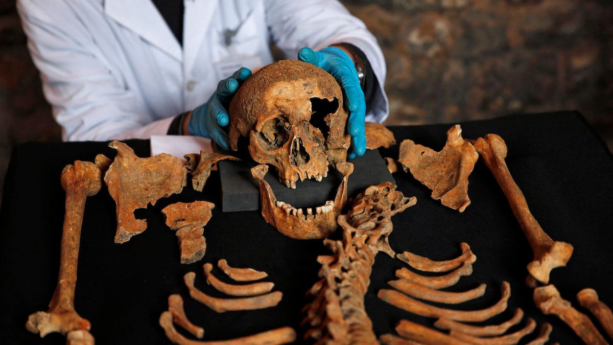 Forskare har analyserat DNA från forntida skelett och funnit att en mutation som påverkar vår hälsa i dag hjälpte människor att överleva digerdöden