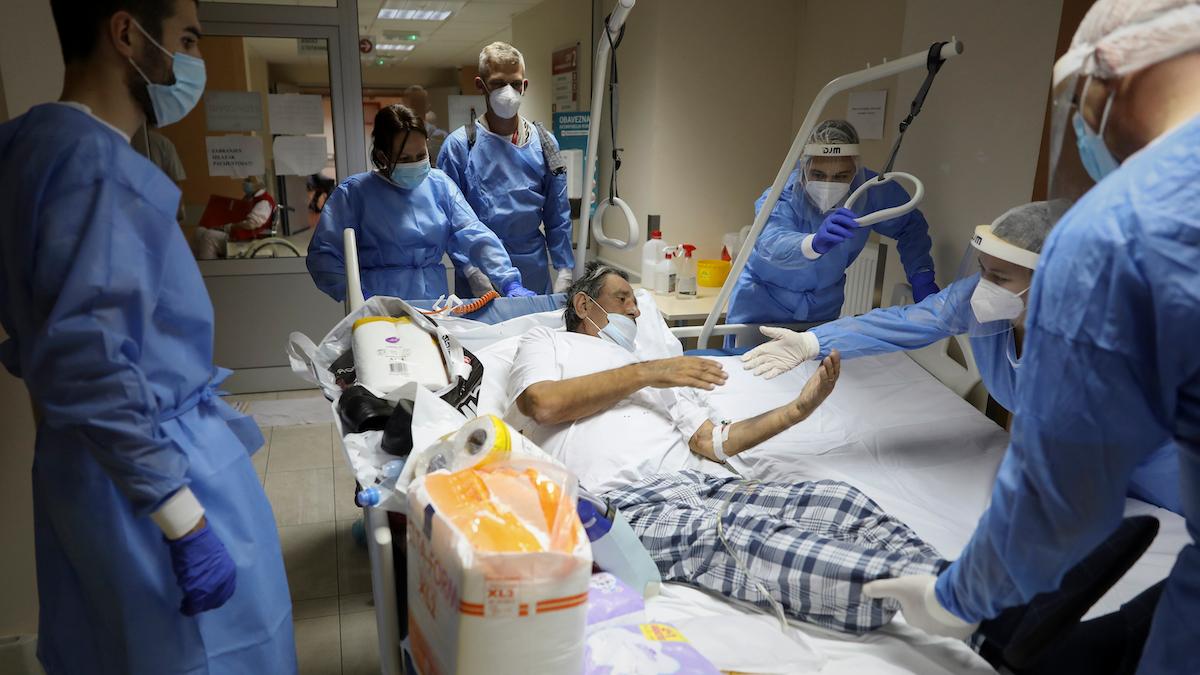 Risken att hamna på sjukhus och att dö av covid-19 ökar för dem som smittats en andra gång