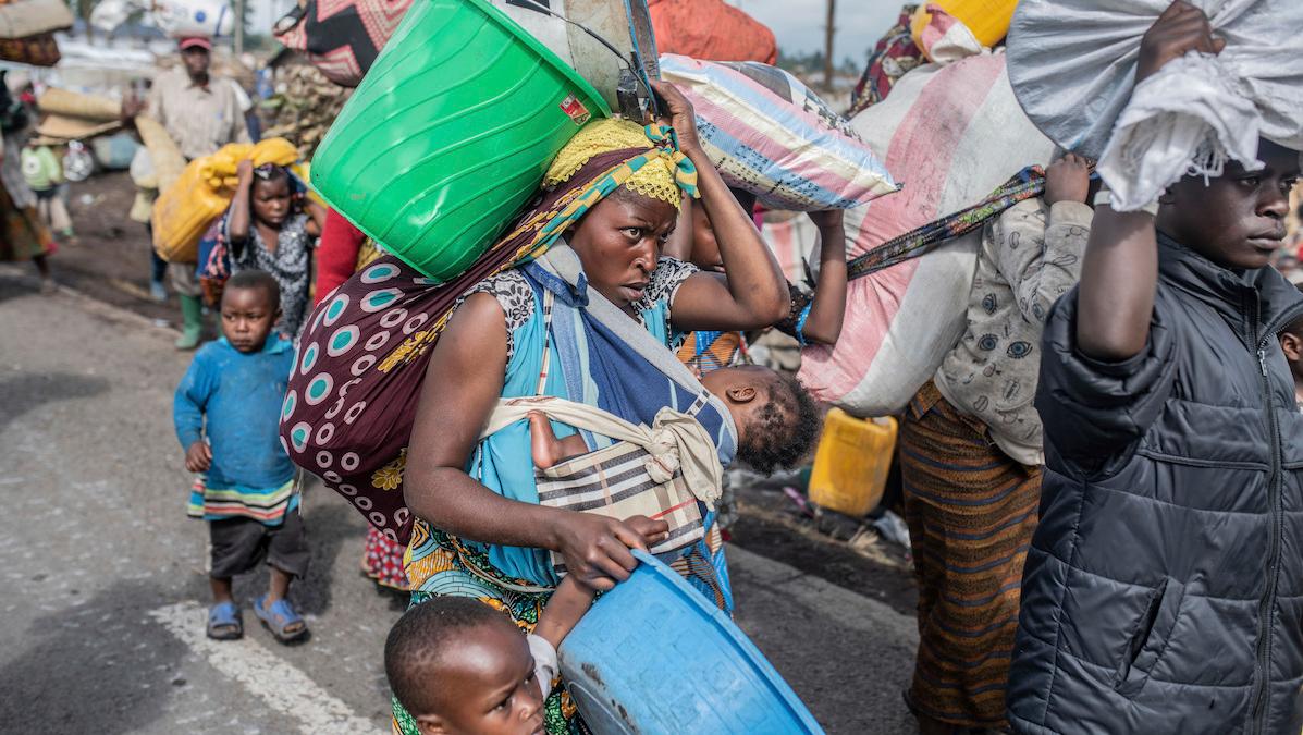 Människor flyr när striderna mellan rebellgruppen M23 och kongolesiska regeringsstyrkor är på väg mot staden Goma i Kongo