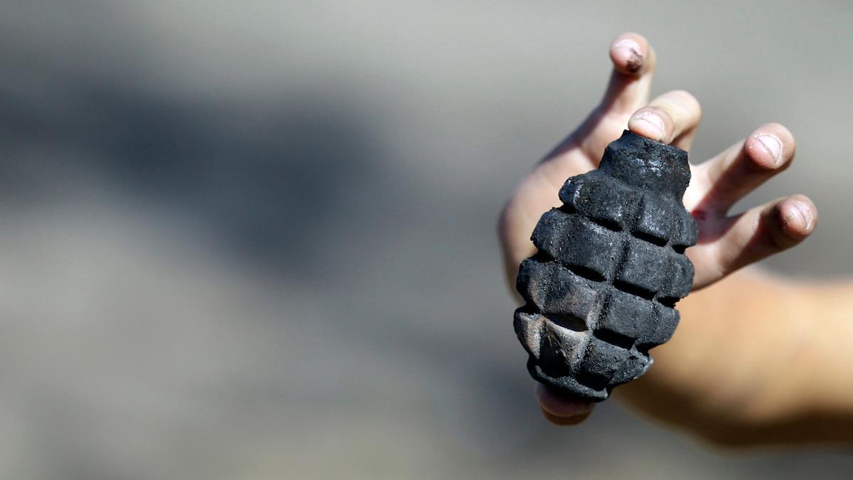 En oexploderad granat i Ukraina, dock inte den som opererades bort ur den ukrainska soldatens bröstkorg