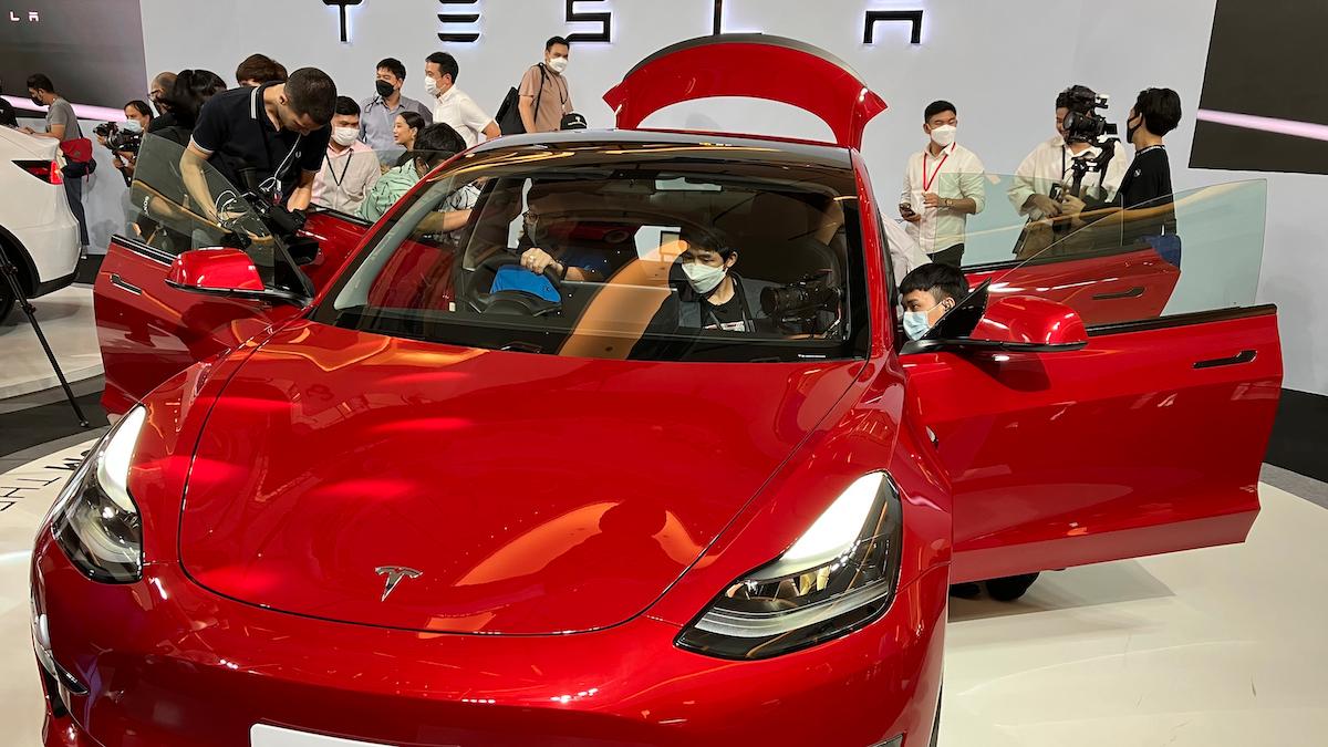 Tesla-aktien fortsätter rasa efter rapportbesvikelse