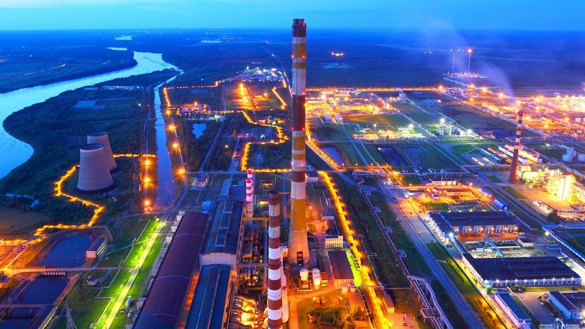 Kirishi oljeraffinaderi i Leningrad-regionen. Trots sanktioner lyckades Ryssland öka sin oljeproduktion under 2022