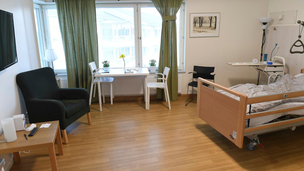 En sängliggande, dement kvinna på ett demensboende i Sverige (inte boendet på bilden) riskerar tvångsavvisning på grund av Brexit