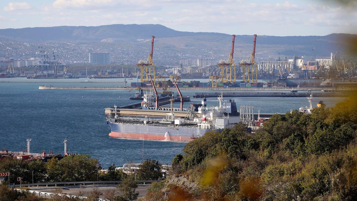 En oljetanker ligger förtöjd i Novorossiysk, Ryssland. Analytiker menar att sanktionerna och pristaket på sjöburen rysk råolja har misslyckats