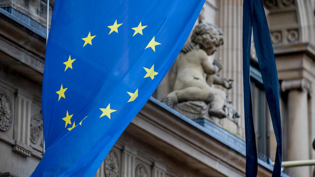 På Frankfurtbörsen i Tyskland har sorgband fästs vid EU-flaggan på årsdagen för början av Rysslands krig mot Ukraina. Europas aktiemarknad är fortfarande mer sårbar efter ett år med krig