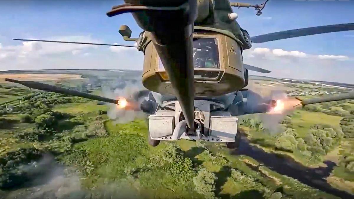 Här skjuter en rysk attackhelikopter mot mål i Ukraina i juli 2022, enligt uppgift ska Ryssland ha förlorat nästan 60 attackhelikoptrar i Ukraina