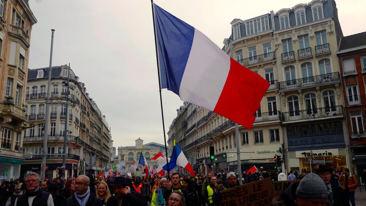Fransmännen protesterar mot förslag om höjd pensionsålder, i dag orsakar strejker kraftiga störningar i landet