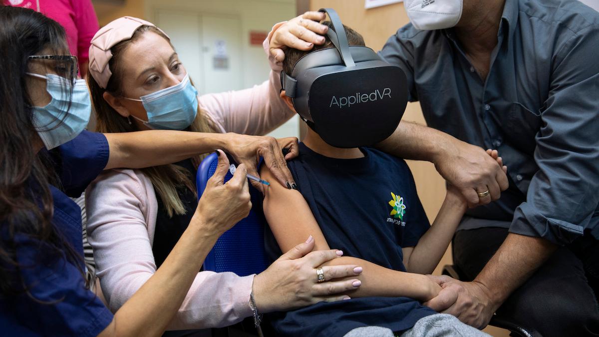 En åttaårig pojke i Israel fick använda VR-glasögon när han fick sitt covid-19-vaccin. Detta var inte en del av den kinesiska studien