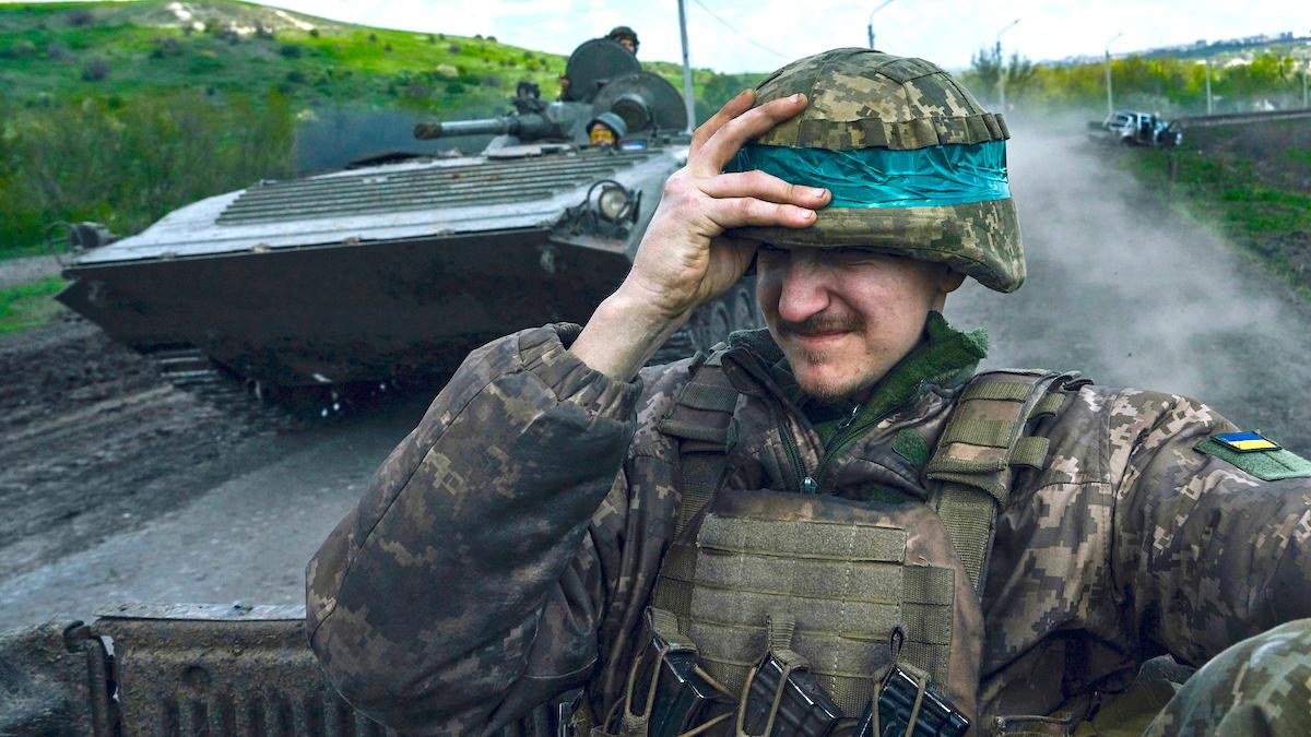 En ukrainsk soldat i Bakhmut 26 pril 2023. Palantir har lanserat en AI-plattform för planering och beslutsfattning i krig, men kan AI-krigföring vara etisk?