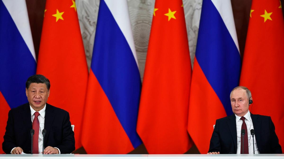 Kinas ledare Xi Jinping till vänster och Rysslands president Vladimir Putin till höger. Ryska regeringstjänstemän oroar sig för att kinesiska teknikbolag kan utgöra ett hot mot informarionssäkerheten