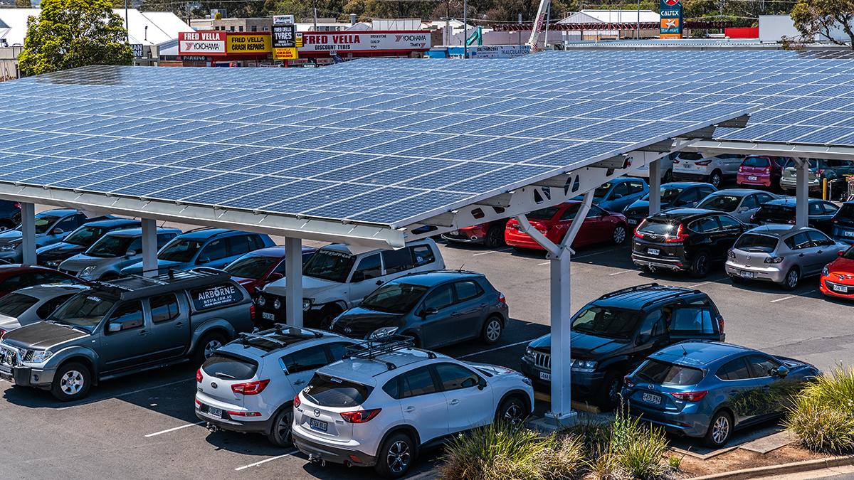 I Storbritannien har det funnits solpaneler på parkeringsplatser i flera år och det finns tecken på att de börjar öka i antal. På bilden, solparkering i Australien.
