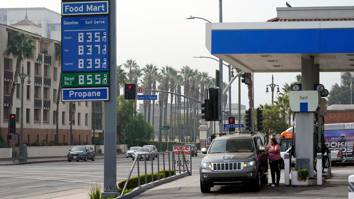 På tisdagen sjönk det merikanska oljepriset och det låga försäljningspriset kan hjälpa till att hålla nere bensinpriset för konsumenter