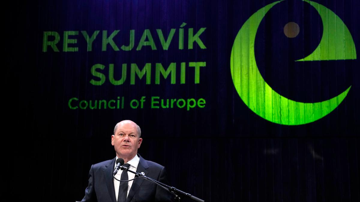 Tysklands förbundskansler Olaf Scholz talar till media vid Europarådets toppmöte i Reykjavik den 17 maj