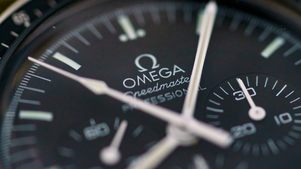 I november 2021 såldes en Omega Speedmaster på auktion för flera miljoner, nu har det visat sig att klockan var falsk. På bilden en äkta Omega Speedmaster