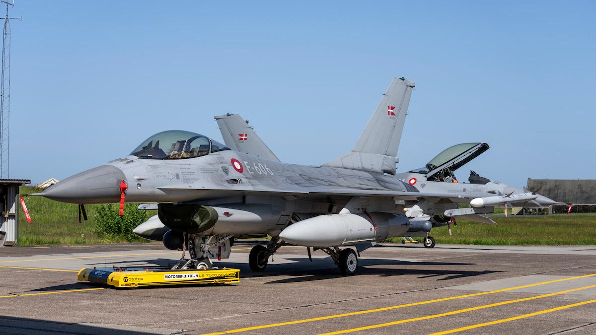 Danska F-16-plan. Enligt Volodymyr Zelenskyj ska Ukraina ha fått "ett seriöst, kraftfullt erbjudande" om leverans av F-16-plan från ledare i allierade länder