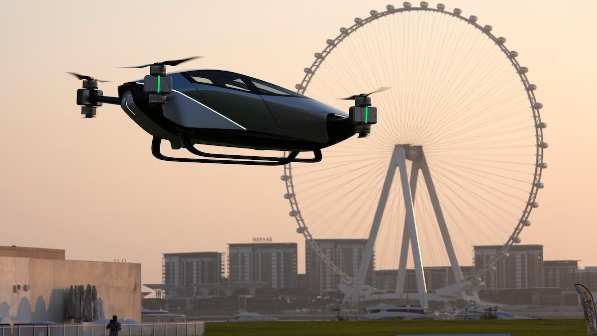 Snart kan vi resa i flygande taxibilar, här en elektrisk flygtaxi när den testades i Dubai, Förenade Arabemiraten, i oktober 2022