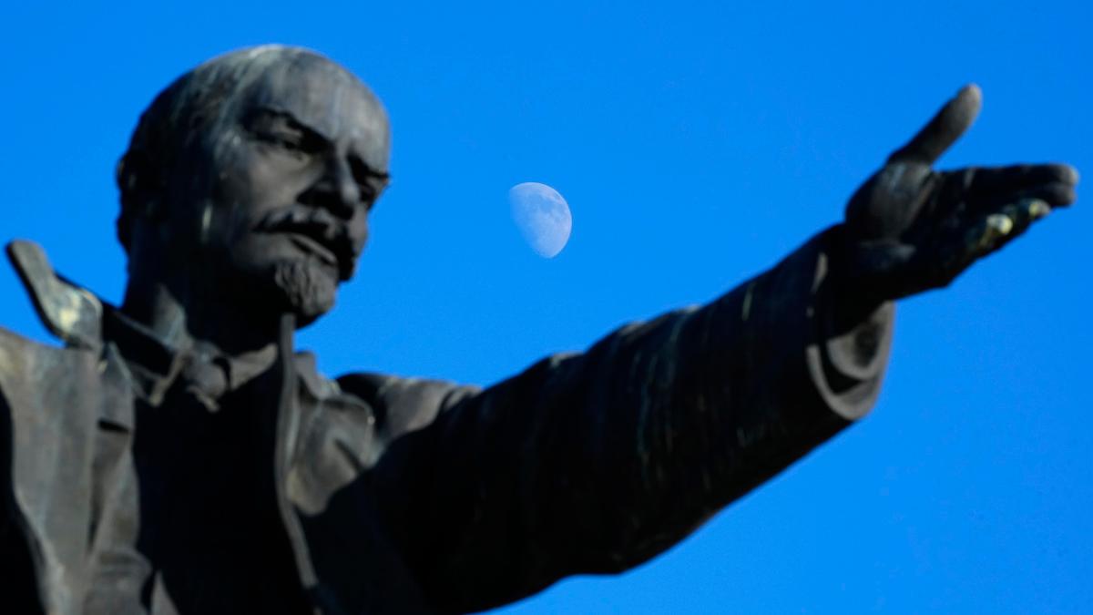 Lenin lever farligt även som lik