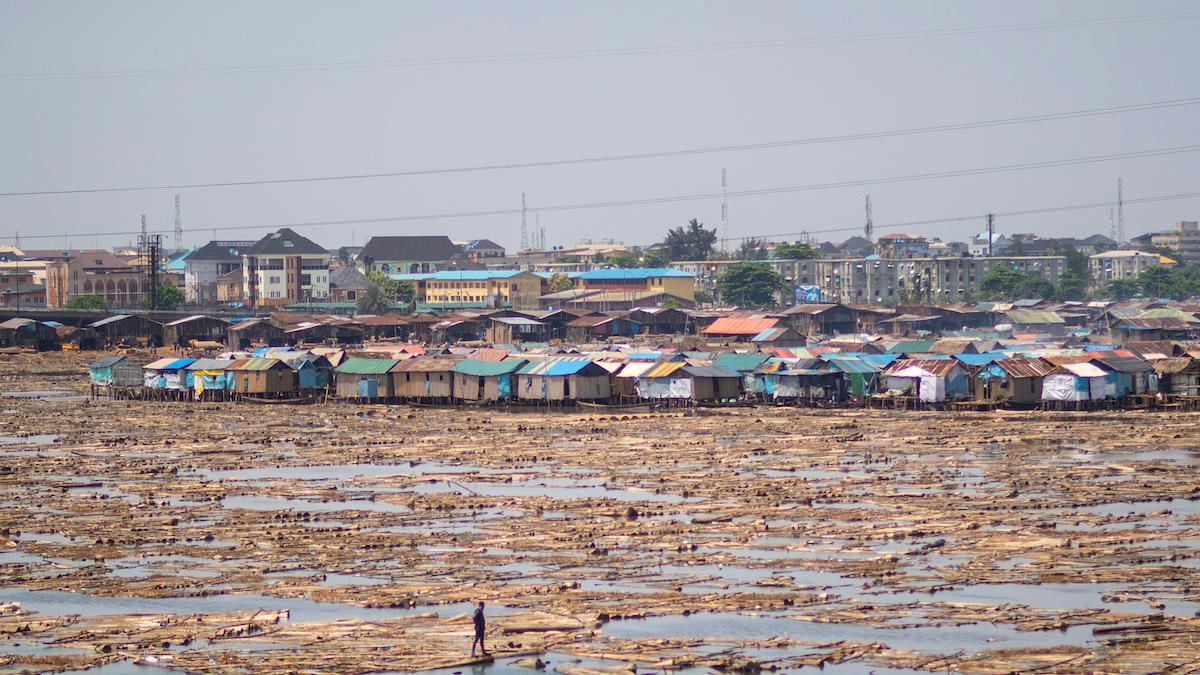 Makoko i Lagos, Nigeria, här bor tusentals människor i trähus byggda på styltor i en lagun. Det har inspirerat arkitekten Kunlé Adeyemis system för flytande arkitektur
