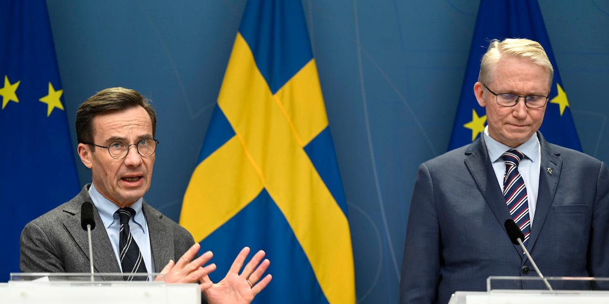 Statsminister Ulf Kristersson (M) och Mikael Tofvesson, avdelningschef på Myndigheten för psykologiskt försvar som jobbar mot desinformation