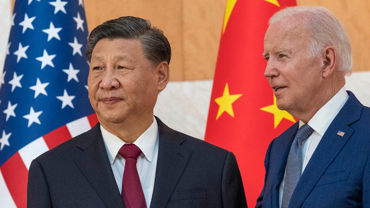 Kinas president Xi Jinping, till vänster, och USA:s president Joe Biden, till höger. Relationen mellan USA och Kina är sämre än på länge. Det är en av de geopolitiska spänningar som oroar företag just nu