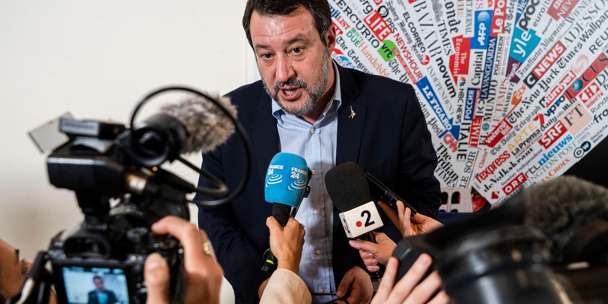Italiens vice premiärminister Matteo Salvini sade vid en presskonferens att en ny skatt på bankernas extra vinster i år kommer finansiera skattesänkningar